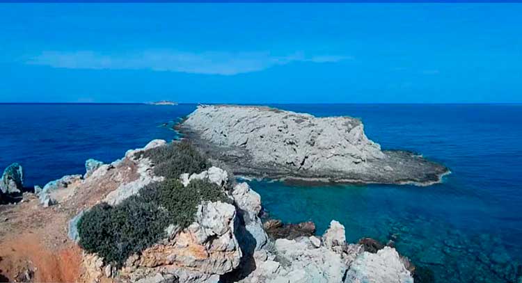 Cape Apostle Andrew and the islands of Clydos. The peninsula ends with Cape Apostle Andrew.
