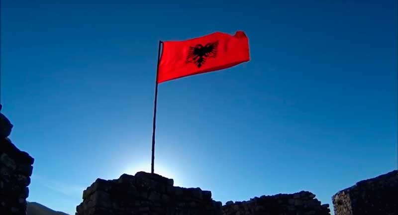 Флаг на крепости, Албания.