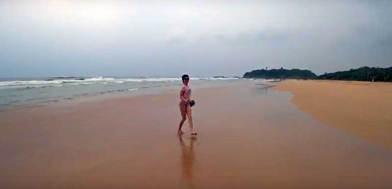 Девушка на пляже, Бентота Шри-Ланка.