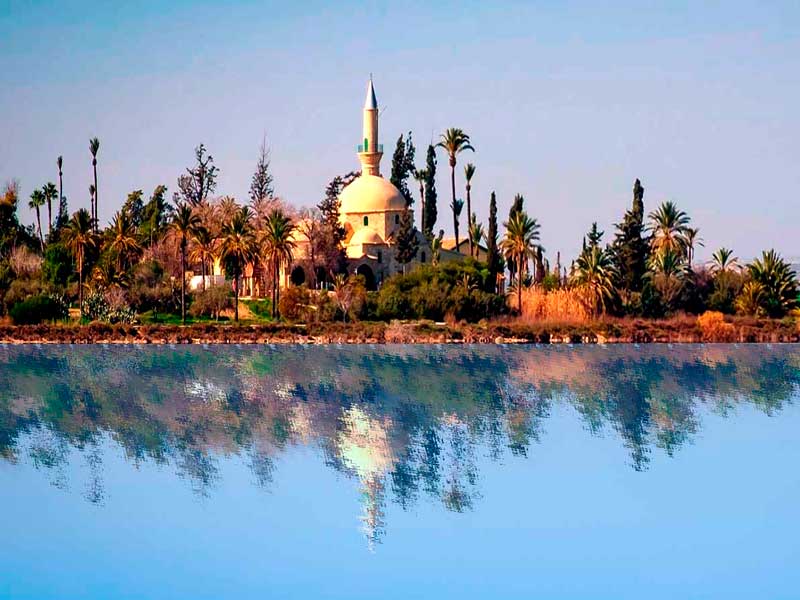 Мечеть Хала Султан Текке отражается водах озера.