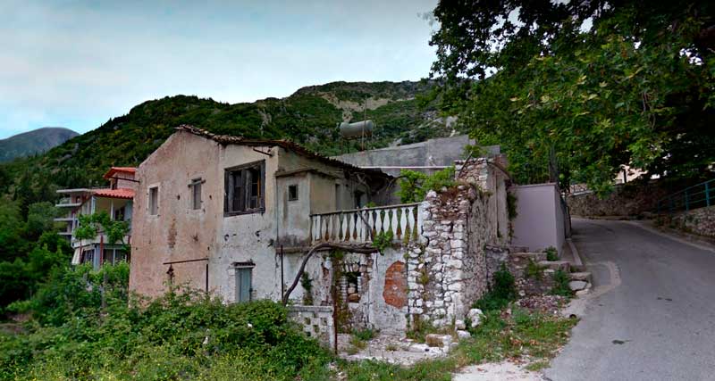 Село Паласа Албания – дом у платана.