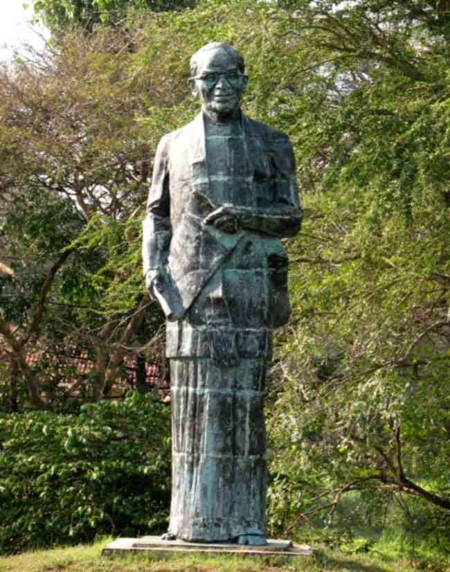 Статуя святого Анурадхапура.