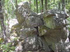 Аю-Даг.  Остатки древних стен