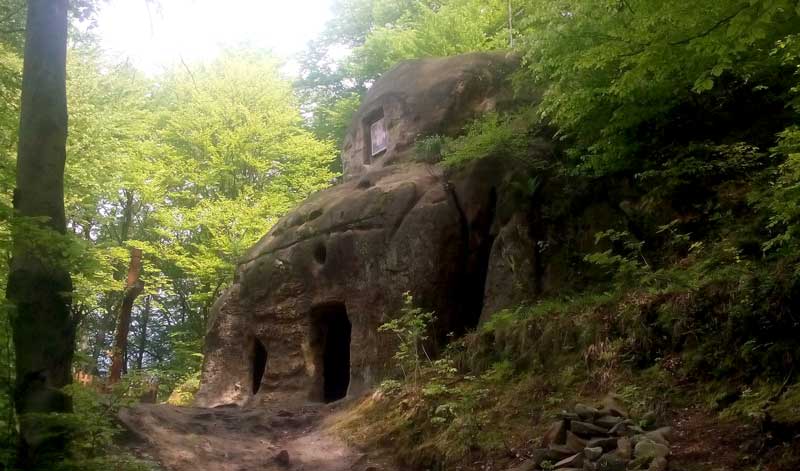 Село Розгирче. Пещерный монастырь.