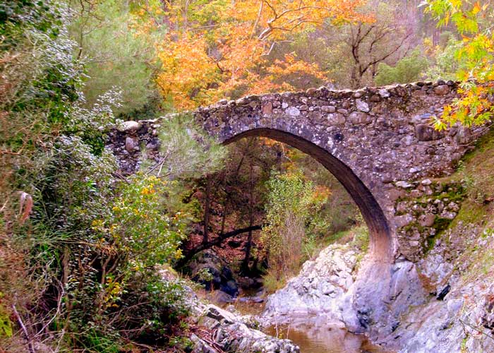 Древний мост в горах 